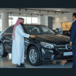يقوم مستشار مبيعات سيارات سعودي بعرض سيارة فاخرة على عميل يزور وكالة بيع السيارات