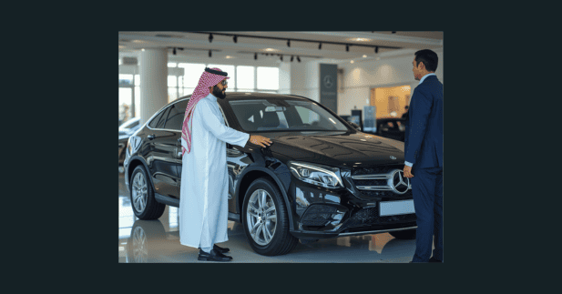 يقوم مستشار مبيعات سيارات سعودي بعرض سيارة فاخرة على عميل يزور وكالة بيع السيارات